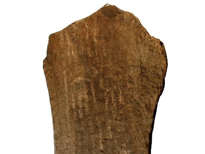 Bloque de piedra con petroglifos