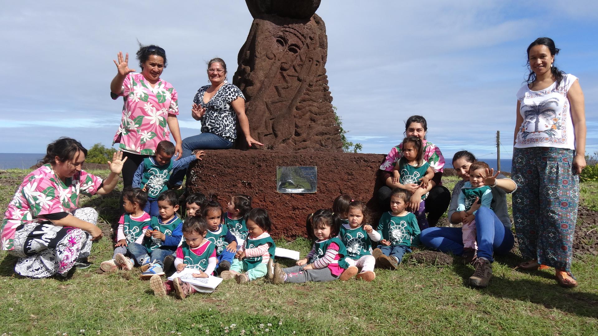 Niños del Jardín Hare Nga Poki en el MAPSE, saludando a la cámara