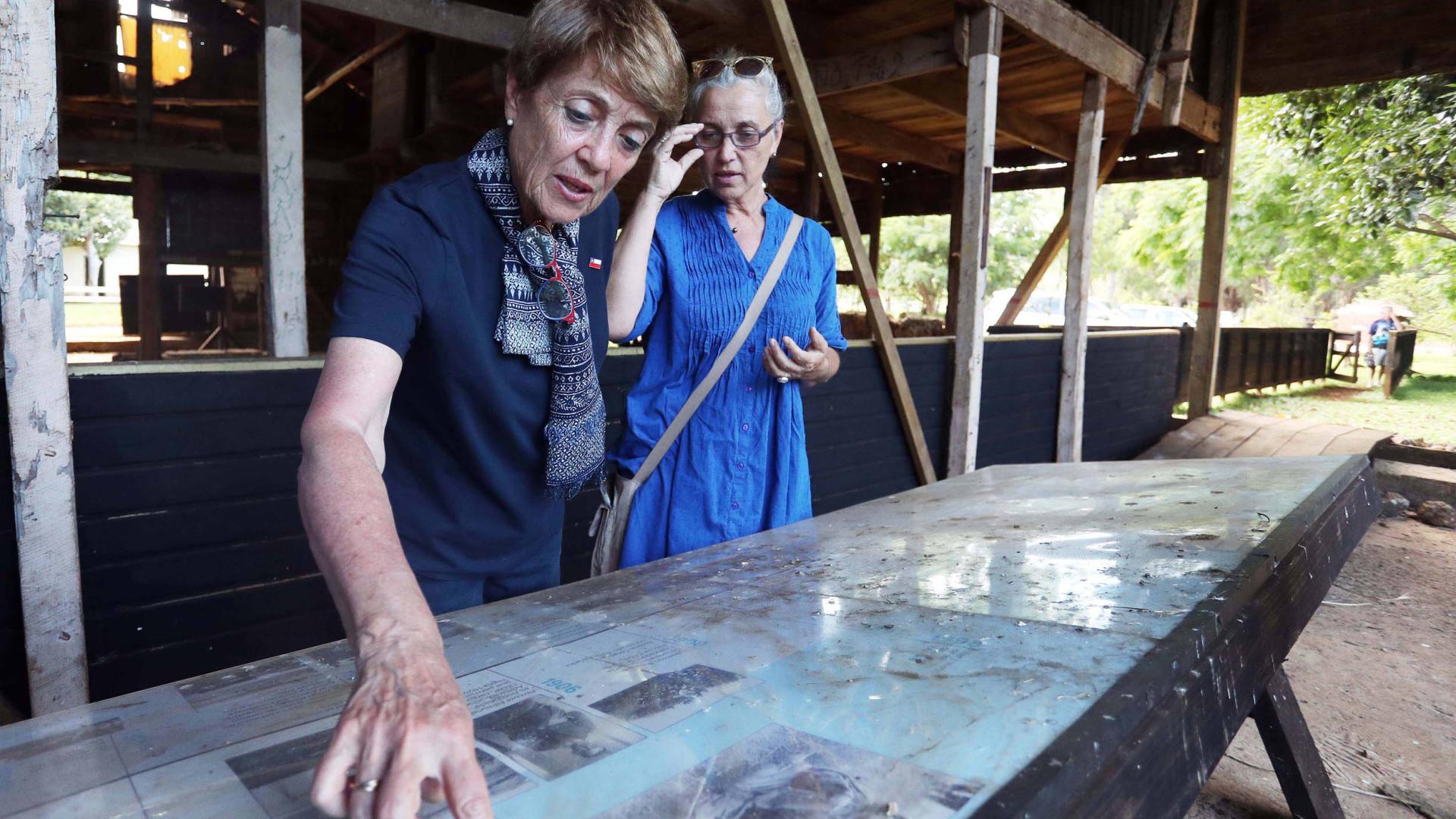 La ministra de las Culturas, Consuelo Valdés, junto a la directora del Museo Rapa Nui, Paula Valenzuela. Créditos Mario Ruiz.