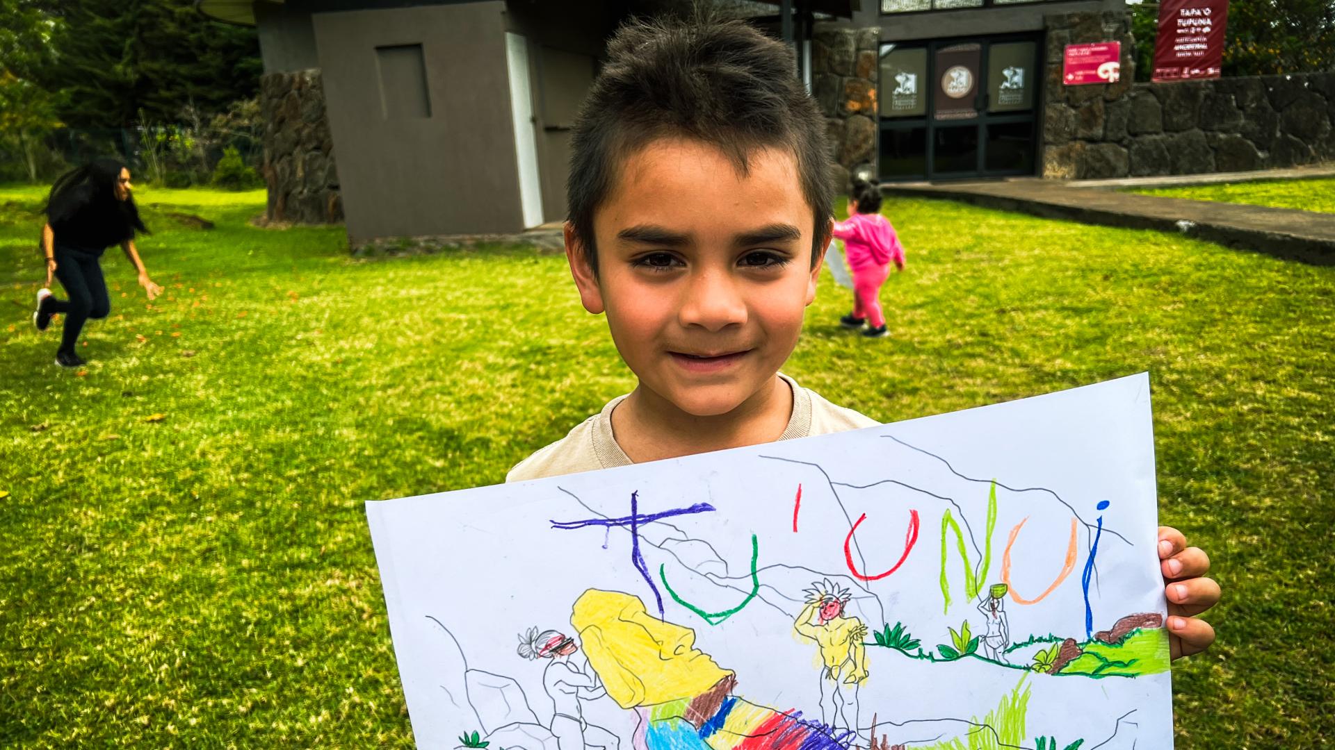 Niño rapa nui participando en la actividad