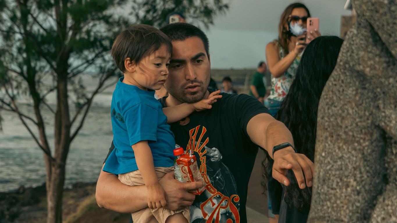 Taimiti junto a su padre en la ruta de las esculturales