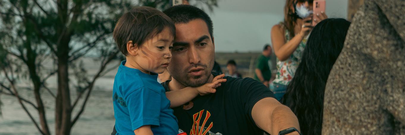Taimiti junto a su padre en la ruta de las esculturales