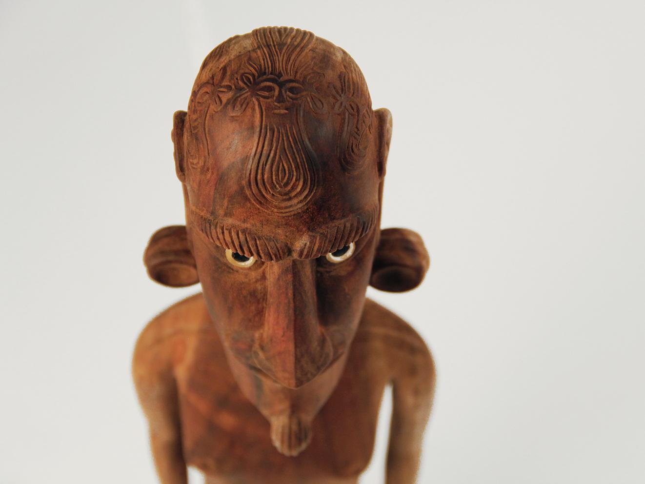 Detalle de grabado en la cabeza de un moái tangata