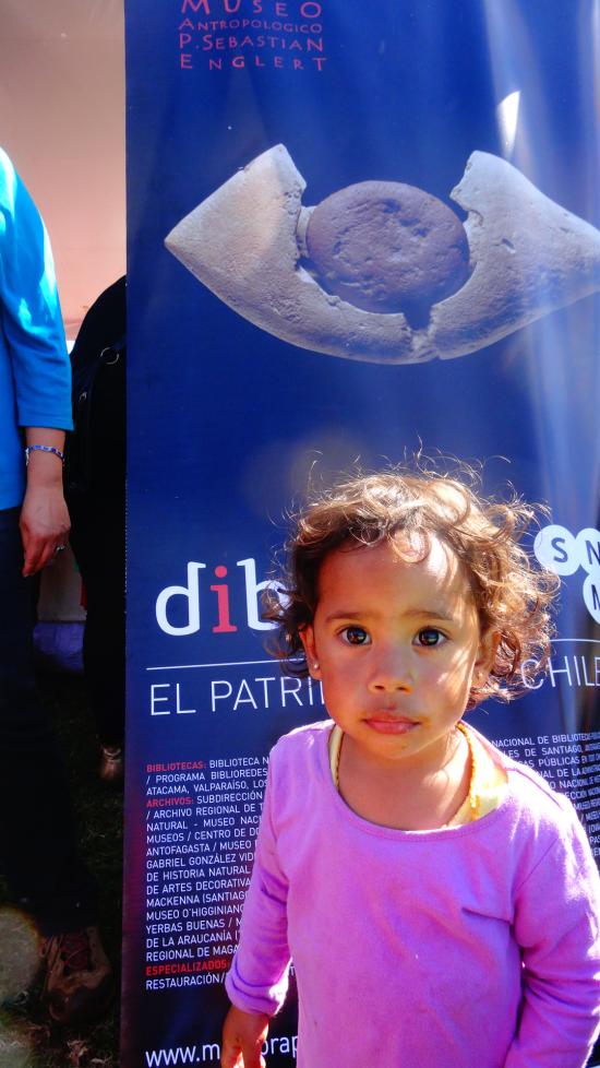 Niña celebrando junto al MAPSE su día.