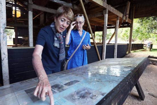 La ministra de las Culturas, Consuelo Valdés, junto a la directora del Museo Rapa Nui, Paula Valenzuela. Créditos Mario Ruiz.