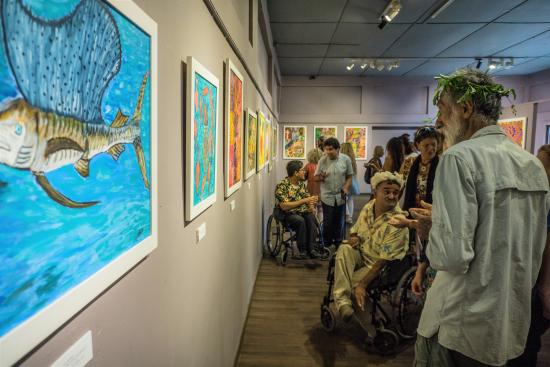 Asistentes a la inauguración de la Exposición de Pinturas Ka Ara