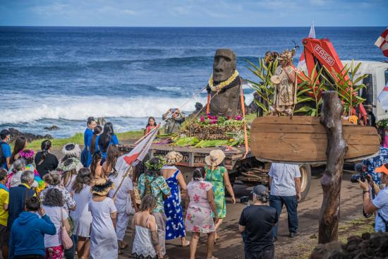 Procesión retorno moai