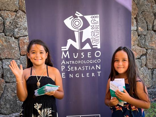 Hijas de Tevo Pakarati en la ceremonia de inauguración